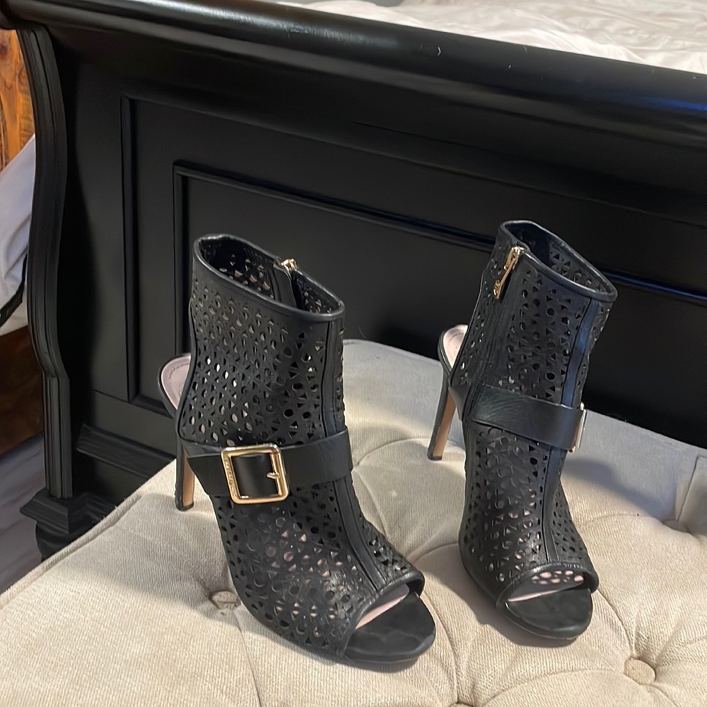 Vince Camuto bootie peep toe heel size 8 black